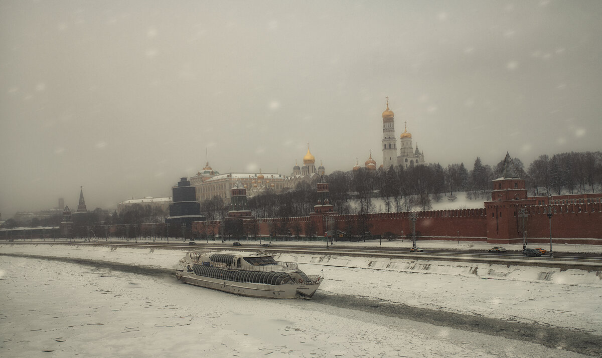 Кремлёвская набережная - Лилия .