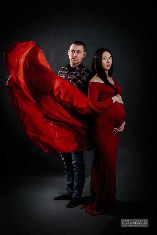 беременная в ожедании чудо Кричев студия в красном платье - Евгений Третьяков