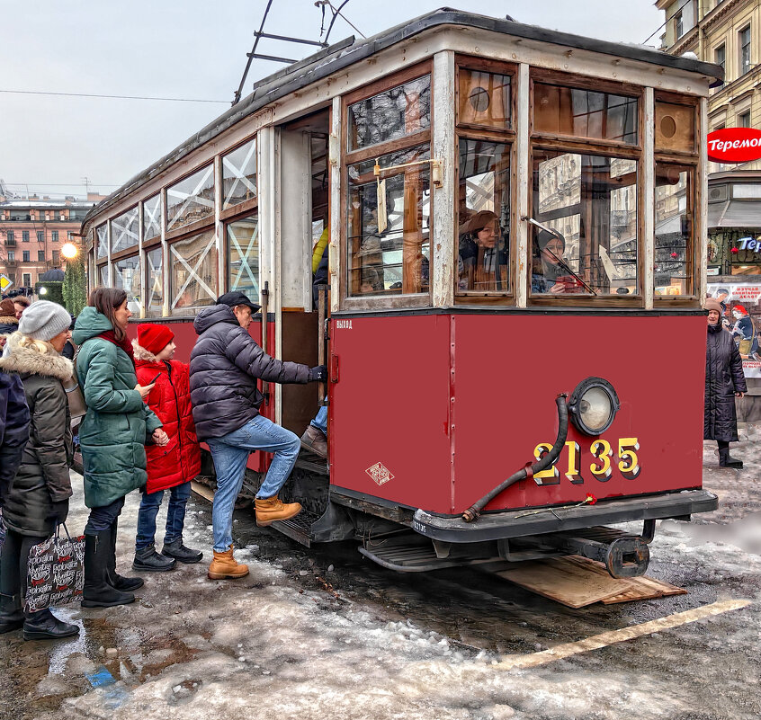 Этот трамвайный вагон безо всякого сомнения пережил время ленинградской блокады - Стальбаум Юрий 