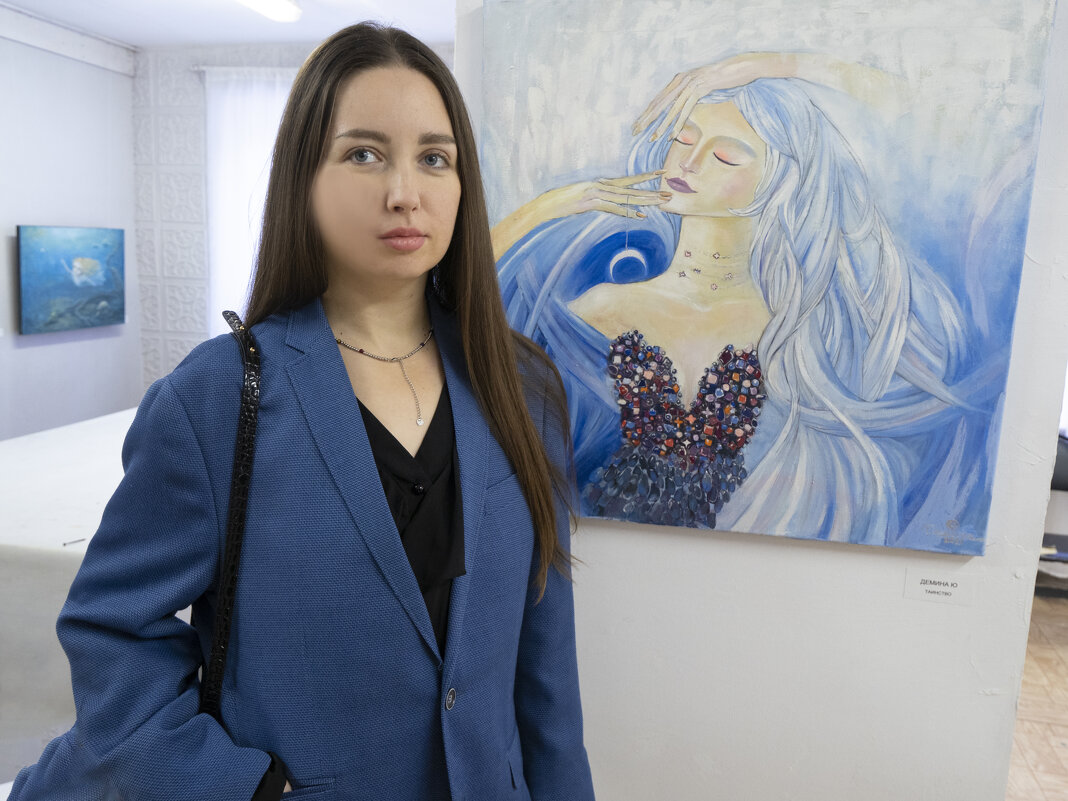 Юлия на выставке со своей картиной "Таинство" - Евгений 
