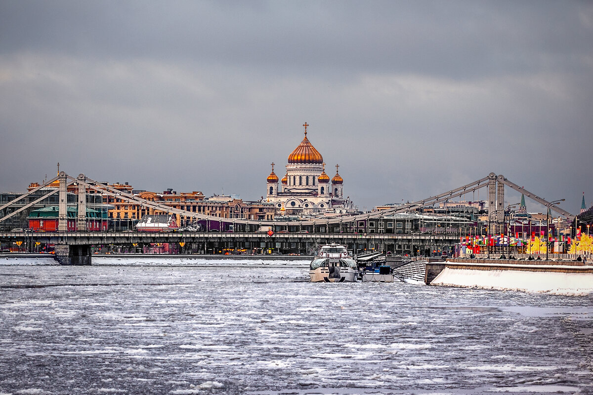 Москва, Крымский мост на фоне Храма Христа Спасителя - But684 