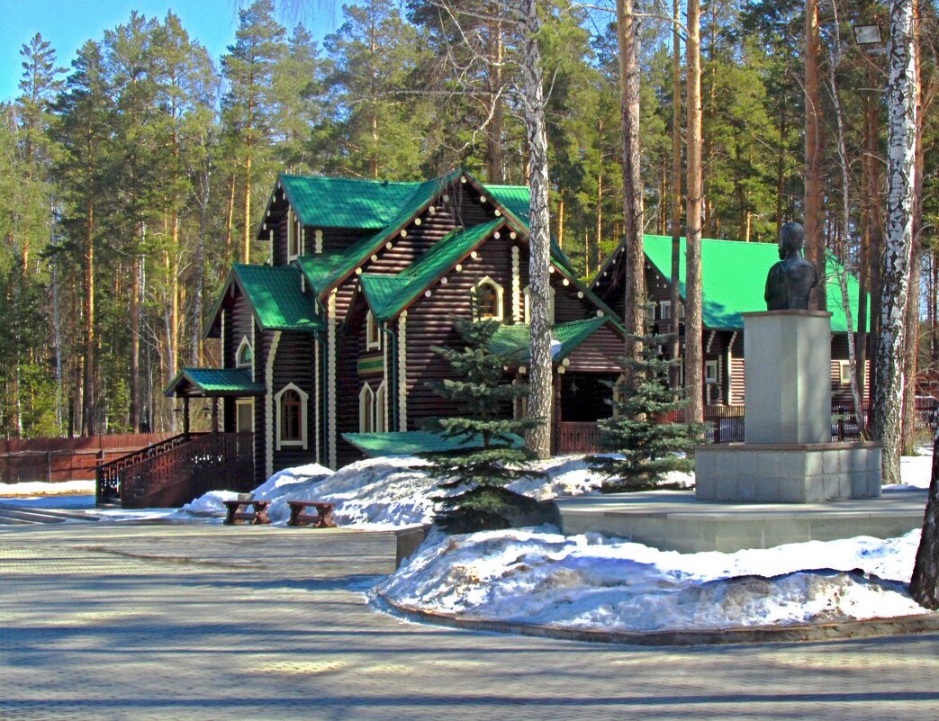 Иконная лавка и памятник царю Николаю II - Сергей Карачин