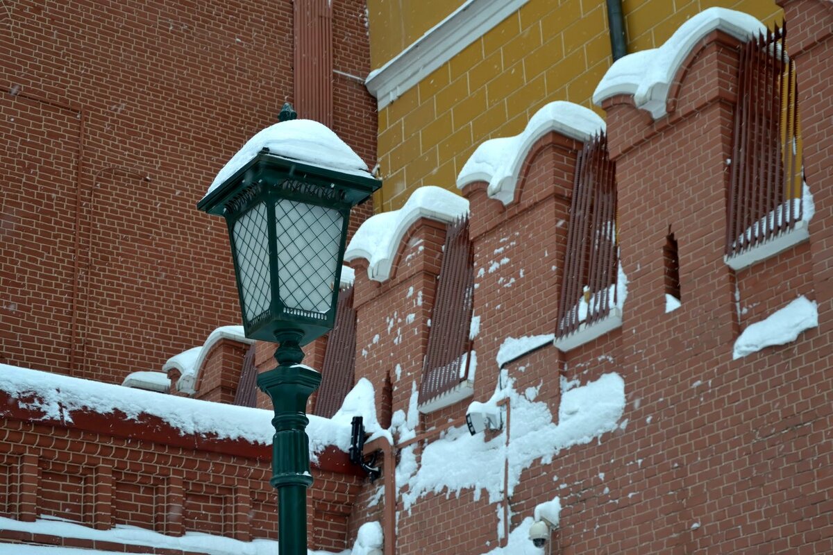 Уличный фонарь у  Кремлёвской стены. - Михаил Столяров