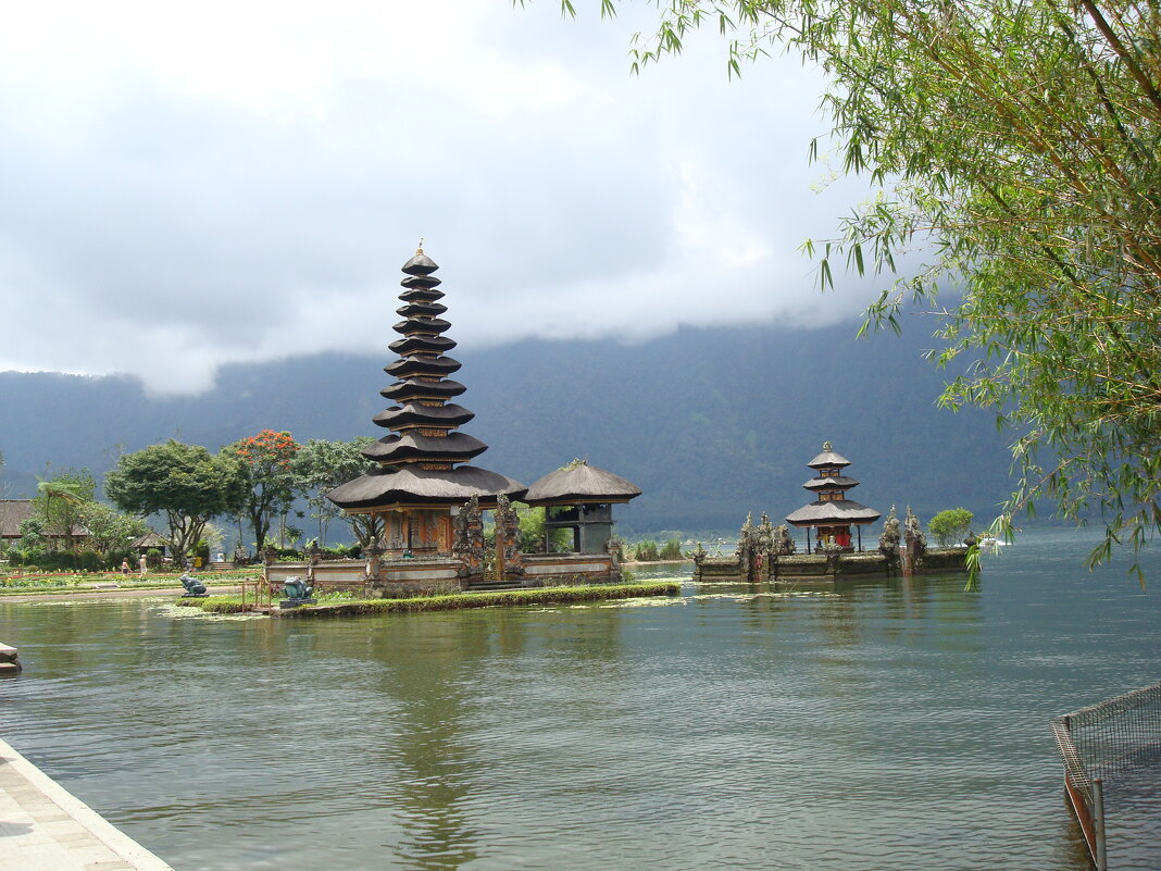 Храм, озеро Братан, Бали - svk *