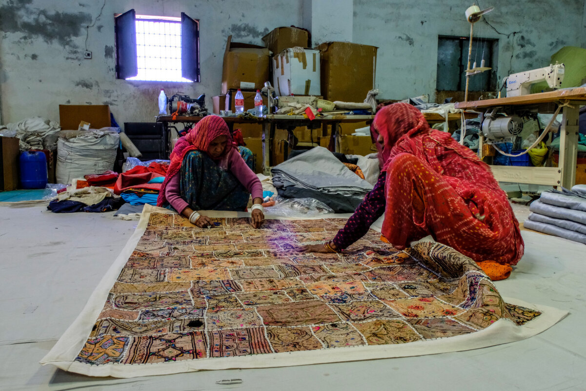 Проверка вручную ручных изготовленных ковров - Георгий А
