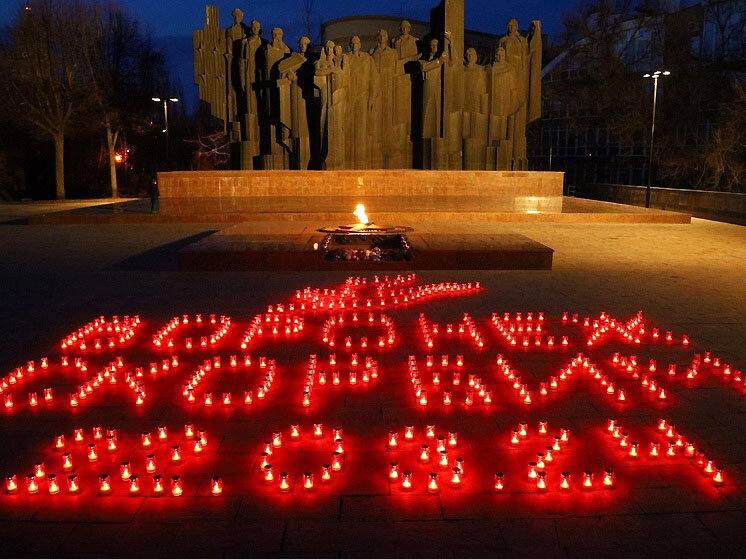 На площади Победы в Воронеже зажгли свечи в память о погибших в "Крокусе" - Татьяна 