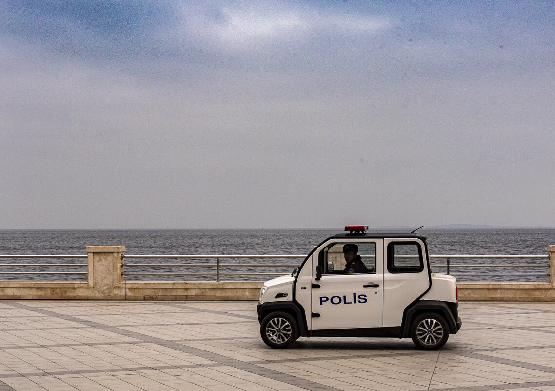 Прогулочная полиция на набережной Каспийского моря в Баку - Дмитрий Садов