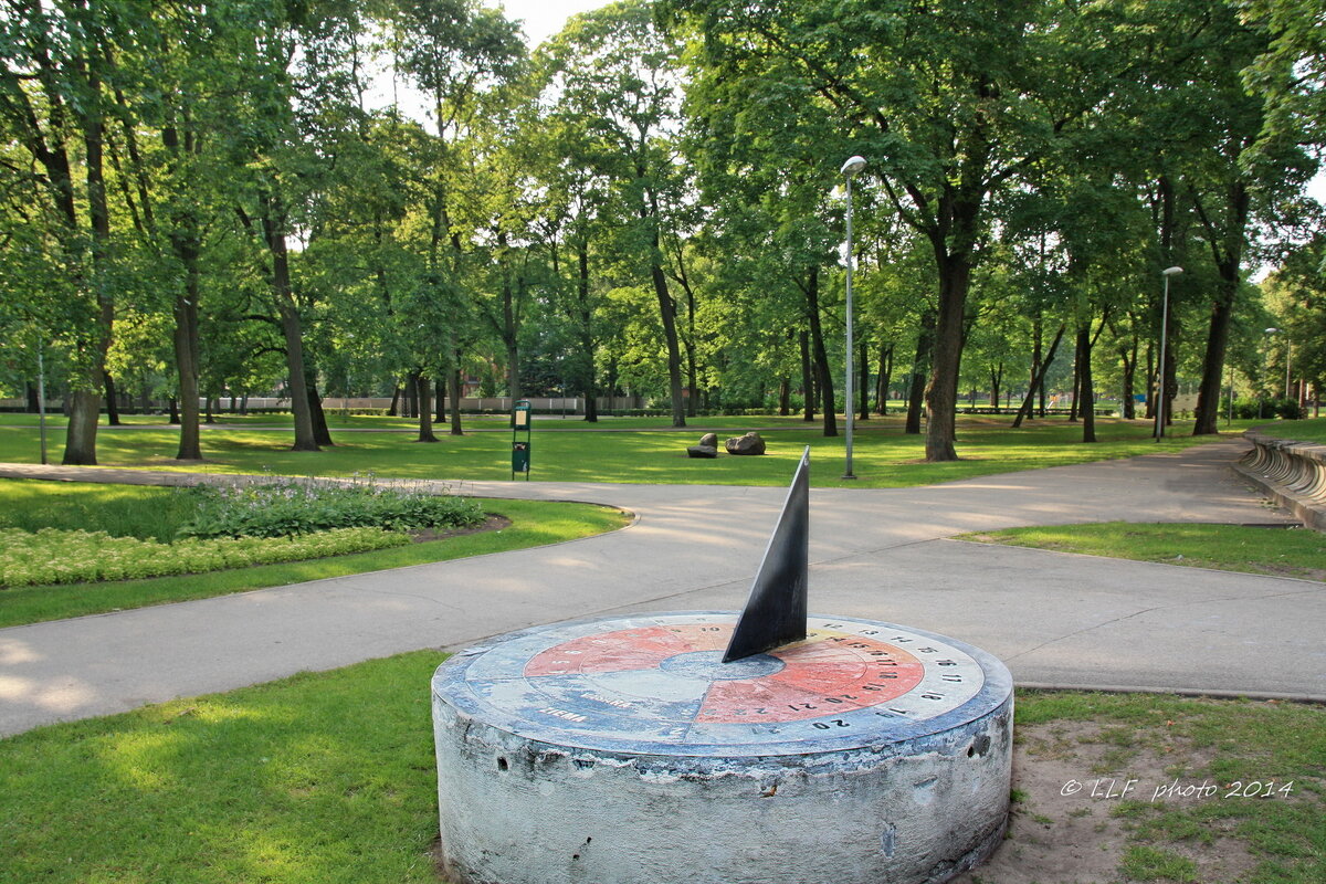 Солнечные часы в парке - Liudmila LLF