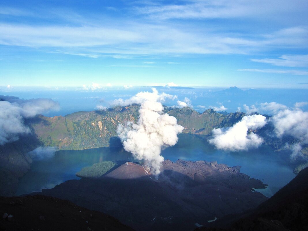Извержение вулкана Anak gunung Rinjani (Дитя горы Ринджани). - unix (Илья Утропов)