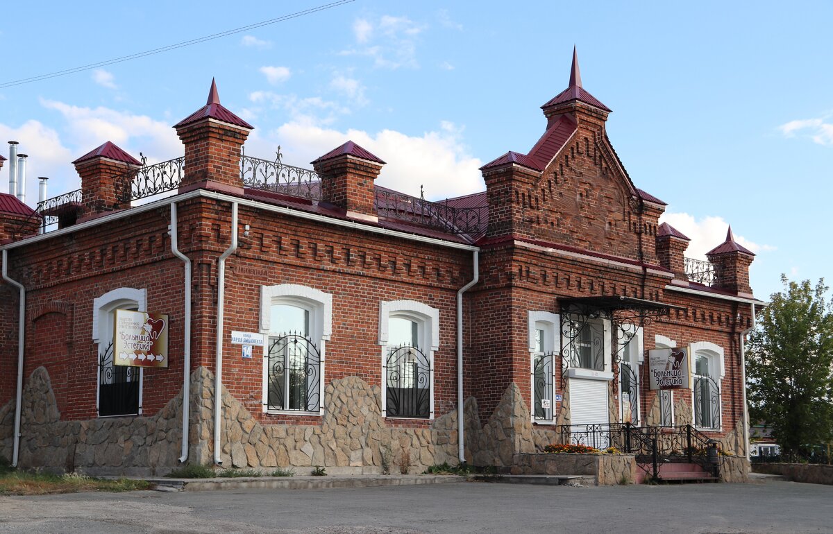 Здание бывшего земского начального училища на четыре класса, год постройки1913 - Любовь 