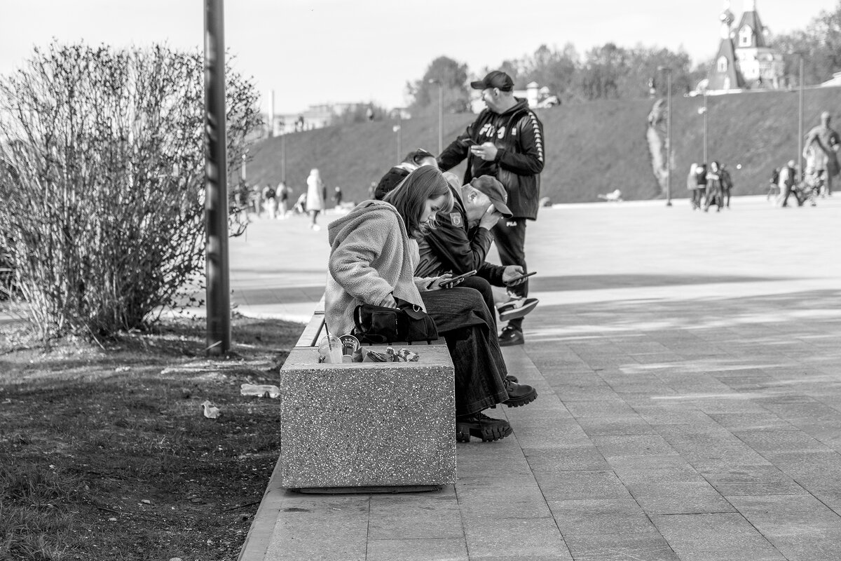 На лавочке для любителей покопаться в телефоне всем места не хватило. - Анатолий. Chesnavik.