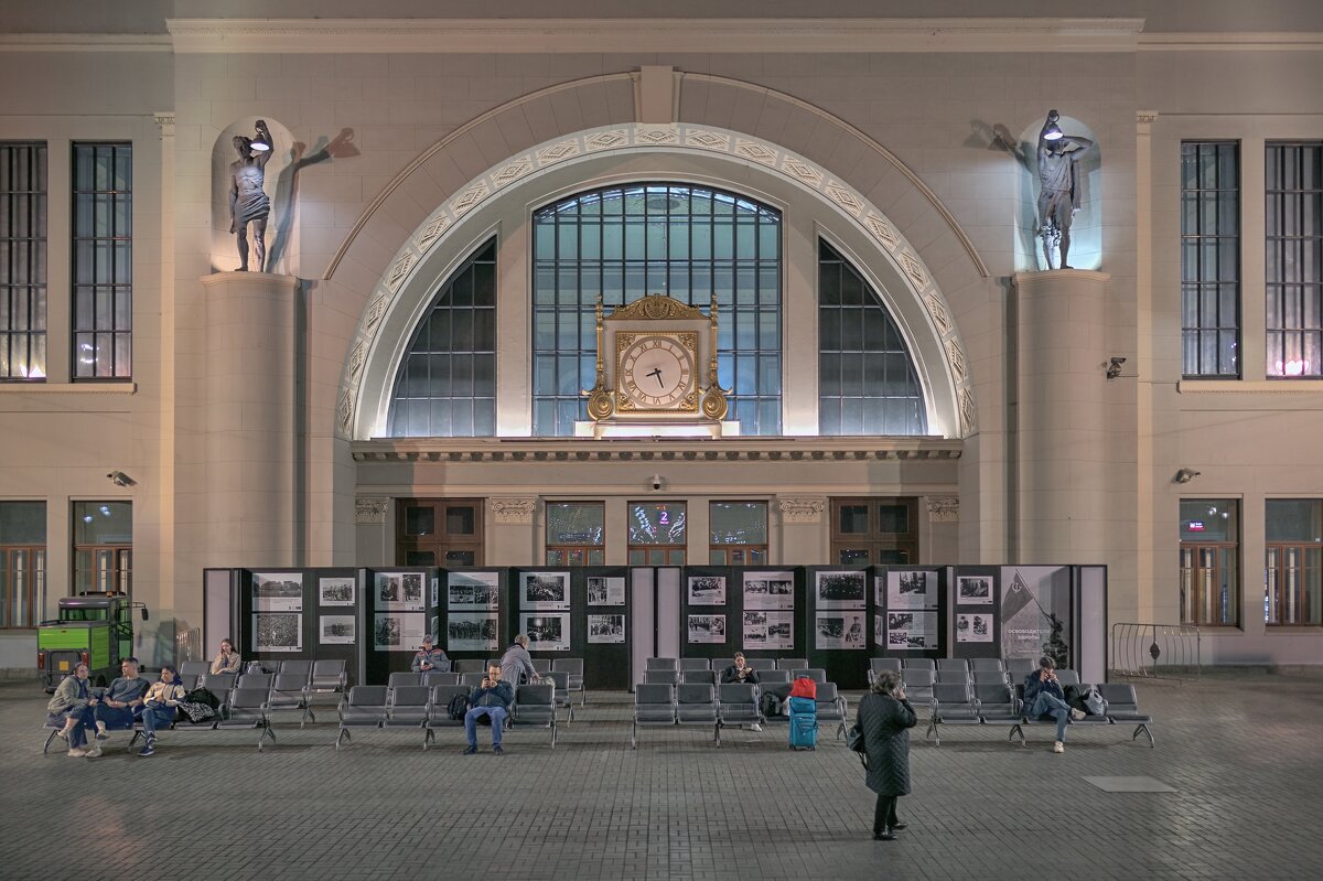 На Киевском вокзале в Москве - Yevgeniy Malakhov