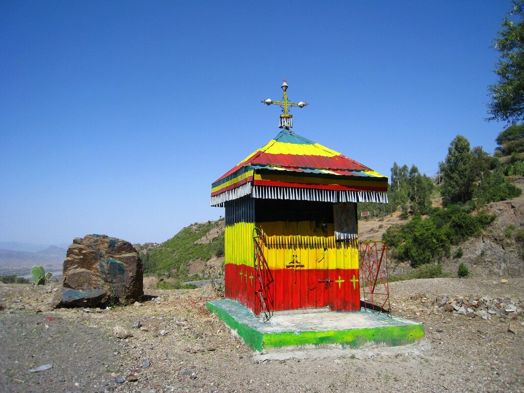 Небольшая часовня в цветах эфиопского флага. - unix (Илья Утропов)