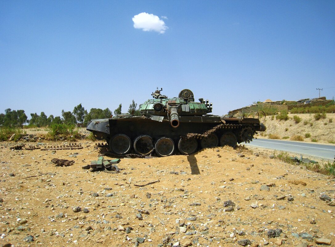 Подбитый тыграйскими повстанцами эфиопский танк. - unix (Илья Утропов)