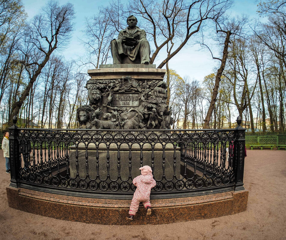 У памятника Ивана Андреевича Крылова в Летнем саду - Магомед .