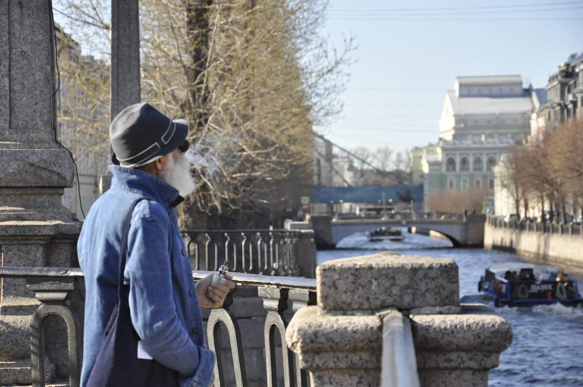 Мужчина стоит на одном из мостов "Семимостья" - Галина Бельченко