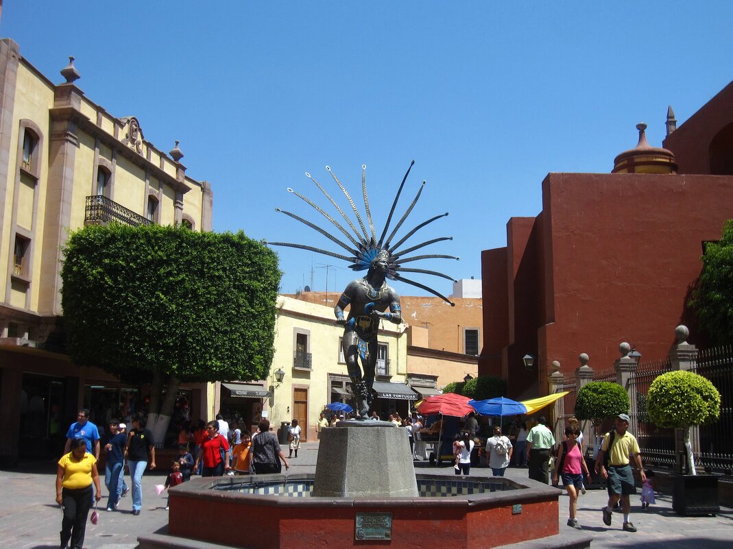 Памятник индейскому мужчине исполняющему танец Кончерос, Керетаро, Мексика. - unix (Илья Утропов)