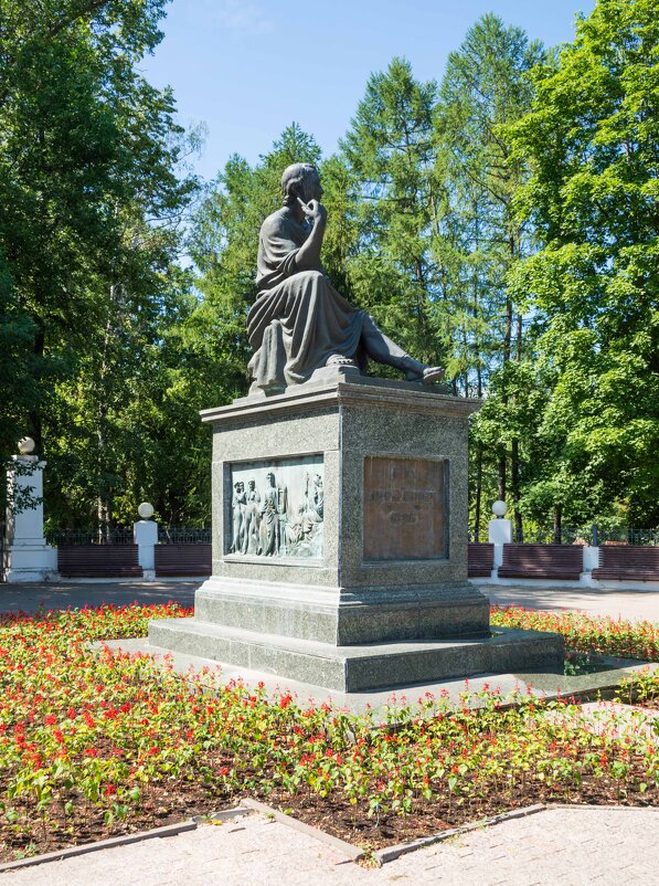 Памятник Г.Р.Державину в Казани - Фото Графиня