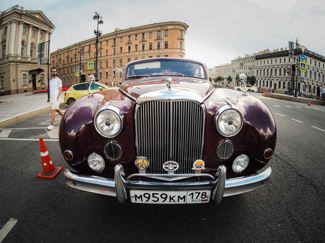 Jaguar Mark IX на Исаакиевской площади - Магомед .