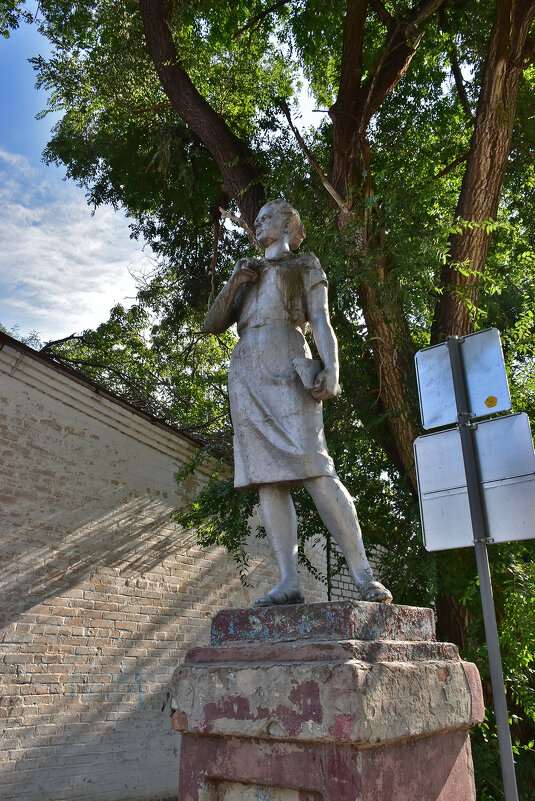 Памятник рабочей молодежи - Александр 