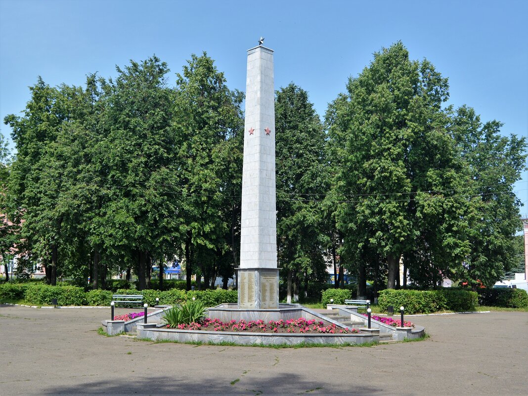 Канаш. Памятник воинам-вагоноремонтникам, погибшим в Великую Отечественную войну. - Пётр Чернега