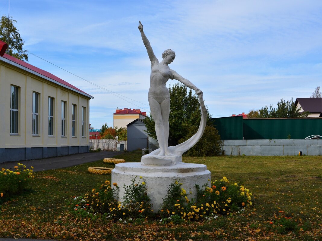 Канаш. Скульптура "Гимнастка". - Пётр Чернега