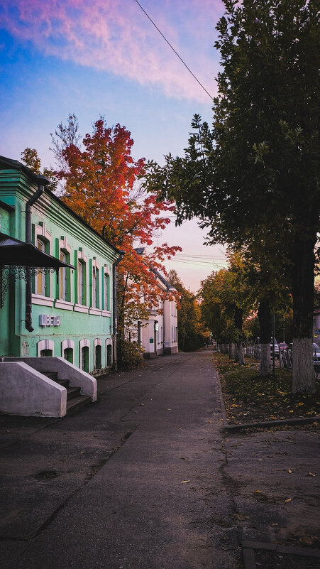 Вечер. Улица - Тата 