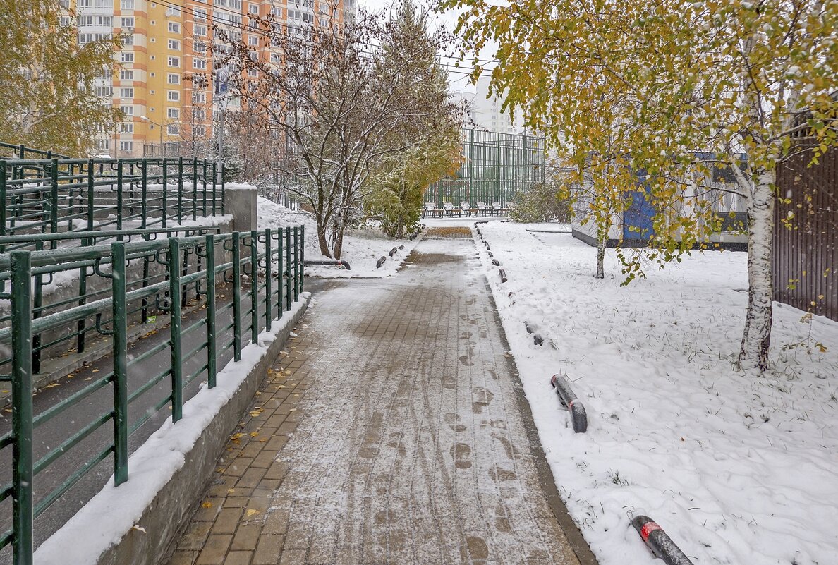 По городу ноябрь гуляет - Валерий Иванович