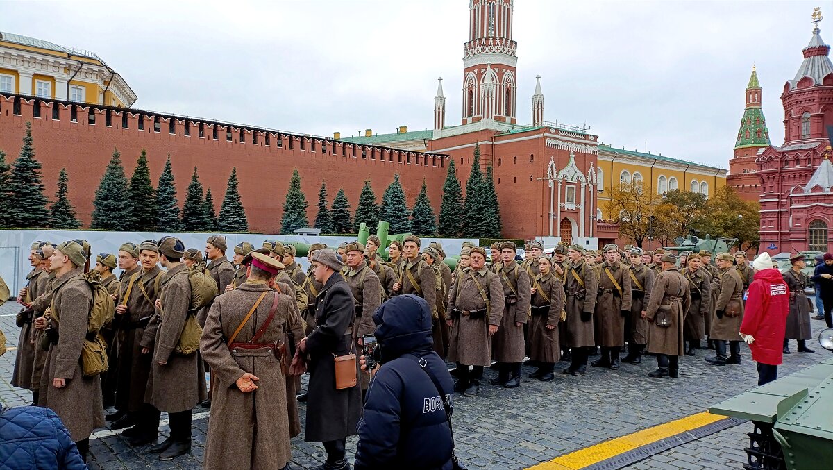 Выставка в честь парада 1941 года. - Светлана 13.06.