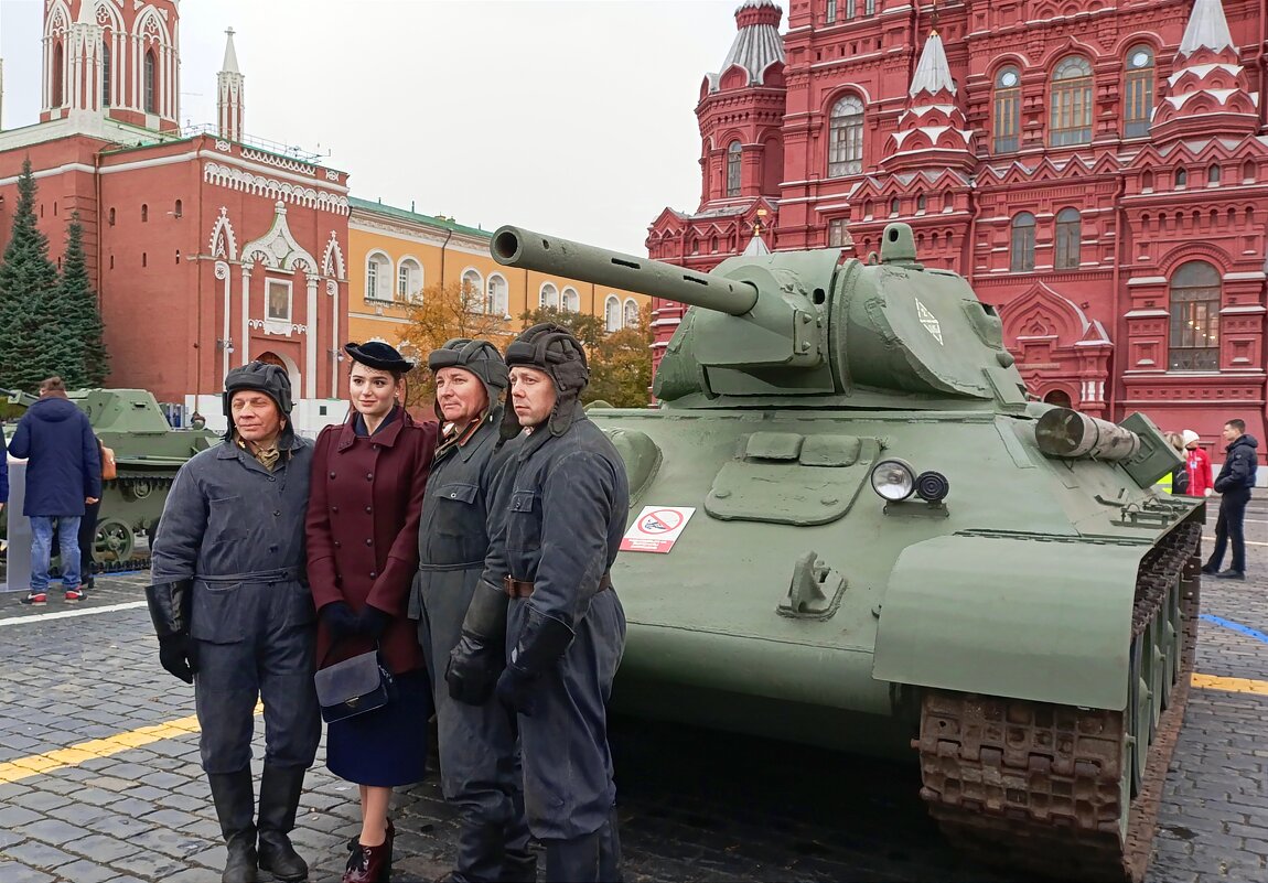 Выставка в честь парада 1941 года. - Светлана 13.06.