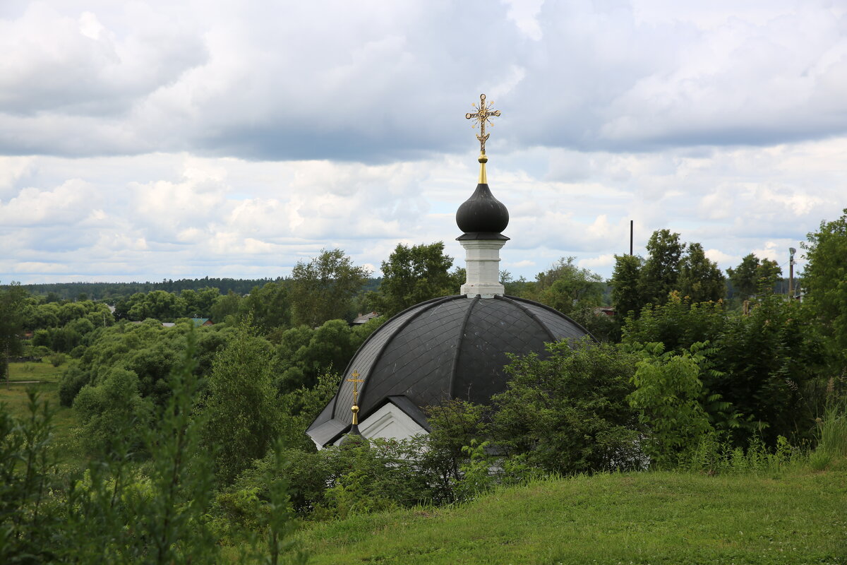 Купол церкви, крест и небо, И вокруг печаль полей - Серж 