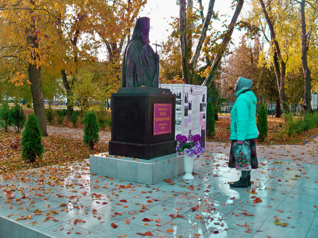 У памятникая  святителя Луки - Валентин Семчишин