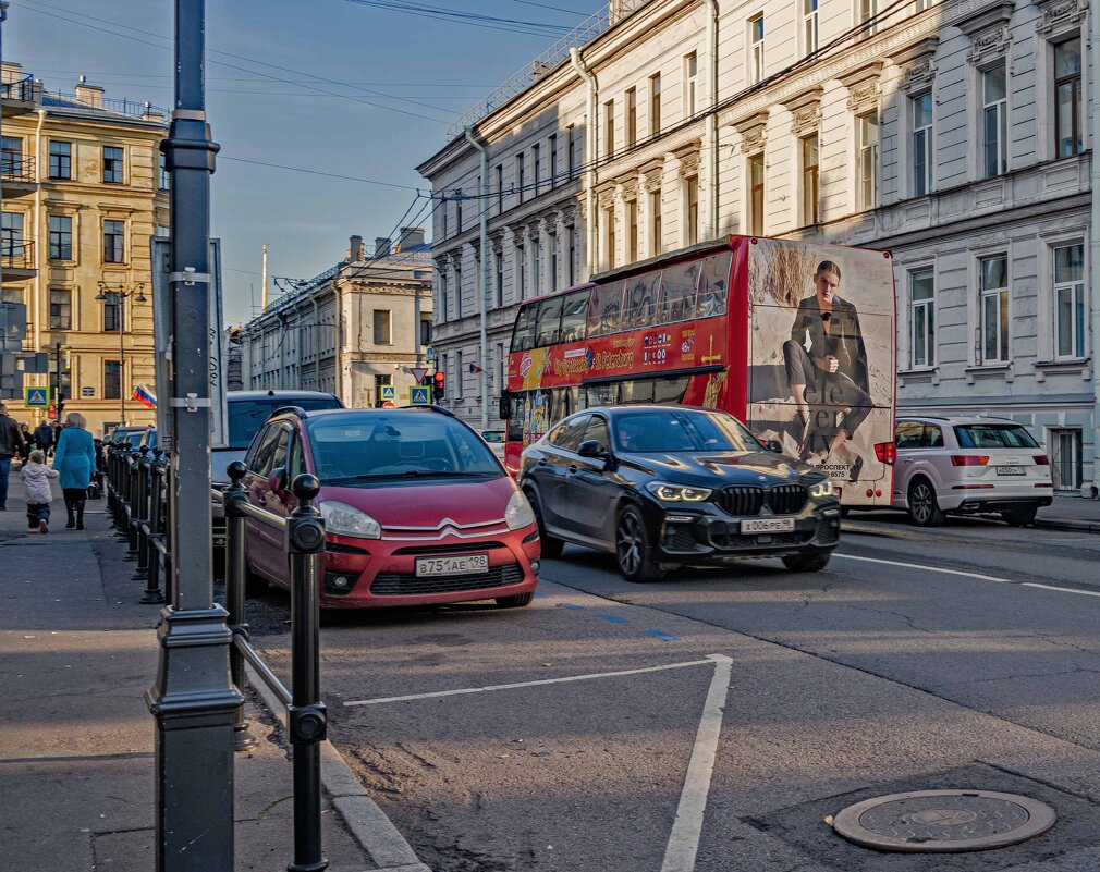 Городской пейзаж с классическим петербургским красным двухэтажным автобусом - Константин Бобинский