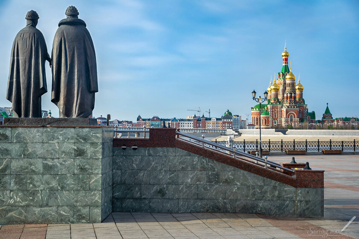 Пётр и Феврония смотрят на красоту города - Soaring Man Владимир