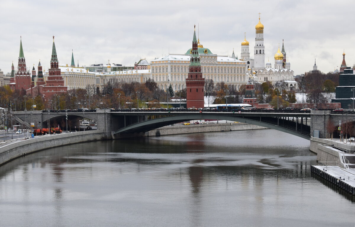 Москва. С Патриаршего моста открывается  красивый вид на Кремль и на Москва-реку - Galina Leskova