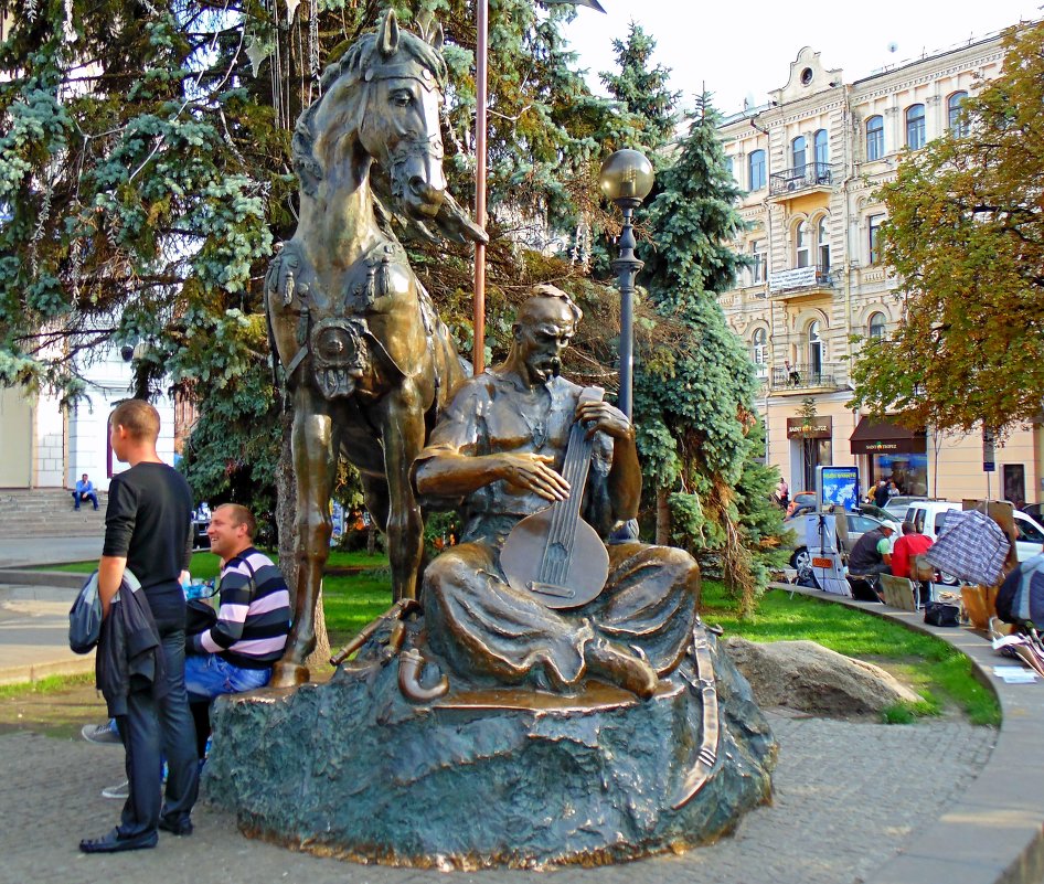 Памятник Казаку Мамаю  на Площади  независимости - Ростислав 