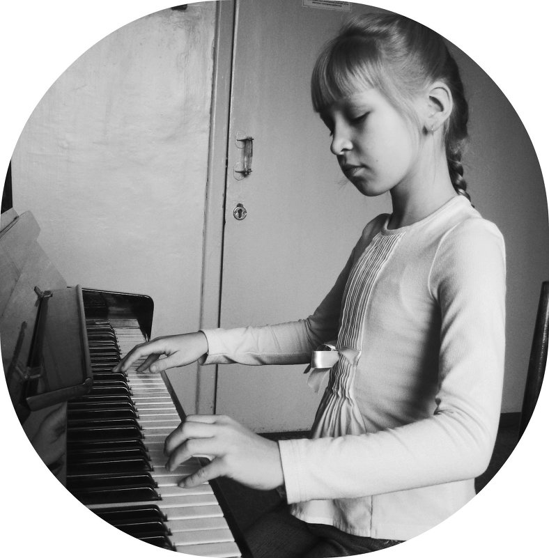 Girl playing the piano [1] - Ira Bur