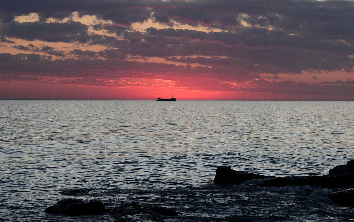 Морской закат с корабликом - Александр Гризодуб