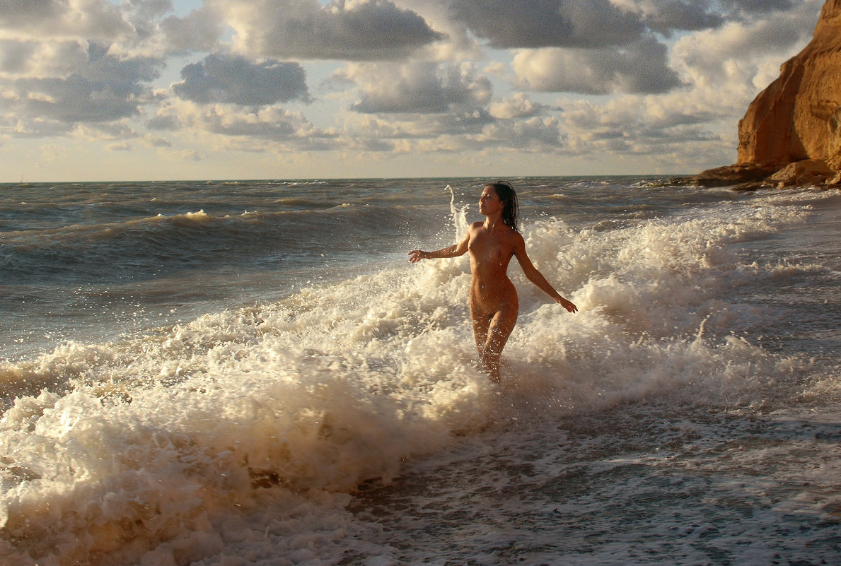 голая девушка купается в море фото фото 97