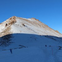 спуск лыжника с Талгарского перевала Чимбулак :: Руслан Балтабаев
