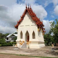 Таиланд, городок Кхеммарат. Маленький, но элегантный храм :: Владимир Шибинский