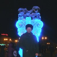 на фоне ледяной статуи :: Юра Вахрушев