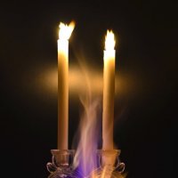 ...и зажигая свечи,подсвечника хрусталь горел. :: Виталий Дарханов