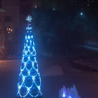 Новогодняя елка около ДК &quot;Алмаз&quot; (г. Мирный) :: Андрей Чащин