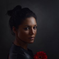 Портрет женщины с герберой :: Михаил Давыдов