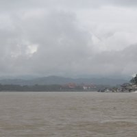 Золотой треугольник. Стык трех стран: Таиланда (он слева), Мьянмы (по центру) и Лаоса (справа) :: Владимир Шибинский