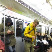 Музыкант в вагоне метро :: Александр 