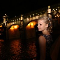 Ночной портрет девушки на фоне огней моста :: Anna 