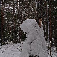 Снежные человеческие скульптуры в лесу. :: Валерий. Талбутдинов.