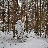 Снежные человеческие скульптуры в лесу. :: Валерий. Талбутдинов.